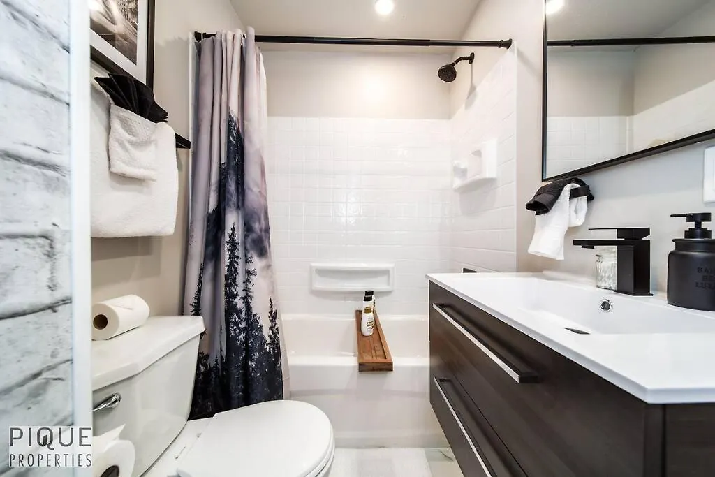 דירות אדמונטון Park Life Retreat - King Bed - Pet Friendly - Sleeps 6